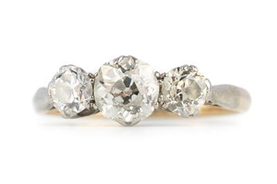 Lot 589 - DIAMOND THREE STONE RING