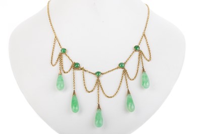 Lot 574 - JADE SWAG NECKLET