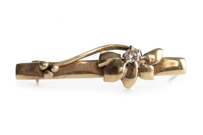 Lot 591 - DIAMOND BAR BROOCH