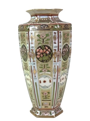 Lot 126 - NORITAKE VASE