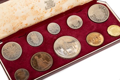 Lot 109 - ELIZABETH II COIN SET