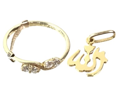 Lot 373 - DIAMOND RING