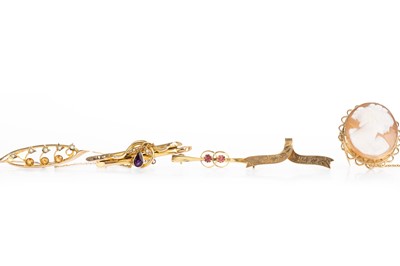 Lot 640 - GROUP OF BROOCHES