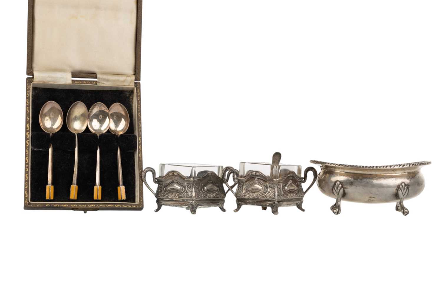 Lot 824 - CONTINENTAL SILVER BASKET