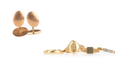 Lot 607 - GROUP OF GOLD RINGS AND A PAIR OF CUFFLINKS