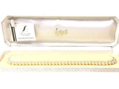 Lot 471 - COLLECTION OF COSTUME JEWELLERY