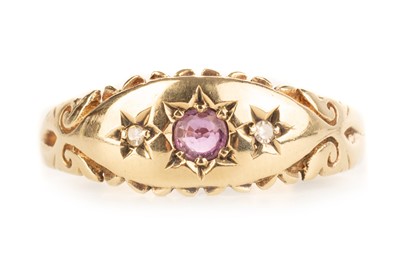 Lot 621 - RUBY AND DIAMOND RING