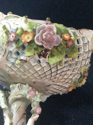 Lot 1340 - SITZENDORF PORCELAIN CENTREPIECE