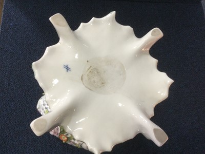Lot 1340 - SITZENDORF PORCELAIN CENTREPIECE
