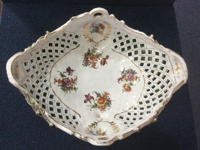 Lot 1340 - SITZENDORF PORCELAIN CENTREPIECE