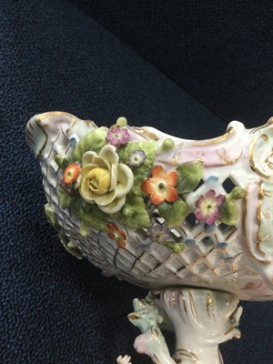 Lot 1340 - SITZENDORF PORCELAIN CENTREPIECE