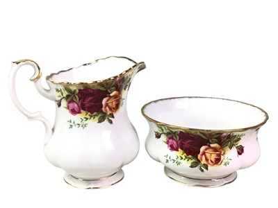 Lot 569 - ROYAL ALBERT TEA AND DINNER SERVICE