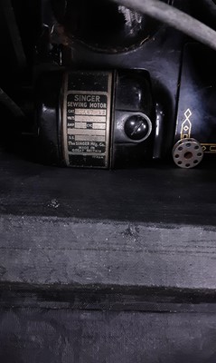 Lot 578 - SINGER MODEL 222K SEWING MACHINE