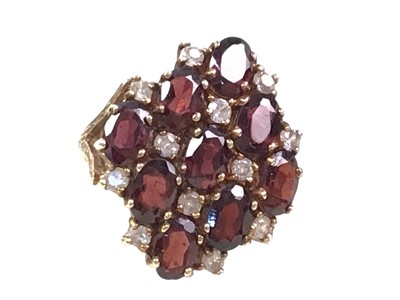 Lot 135 - GARNET CLUSTER RING
