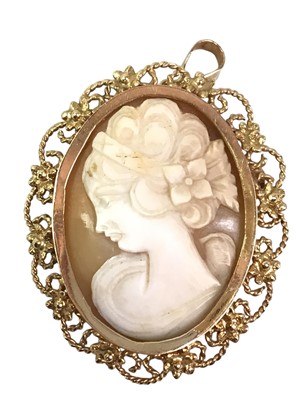 Lot 134 - CAMEO BROOCH PENDANT