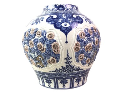 Lot 370 - CHINESE LIDDED JAR