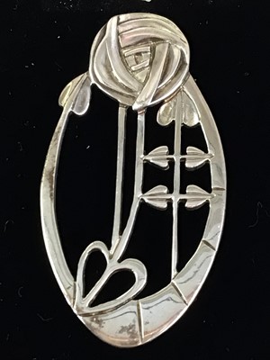 Lot 35 - GARNET CLUSTER RING