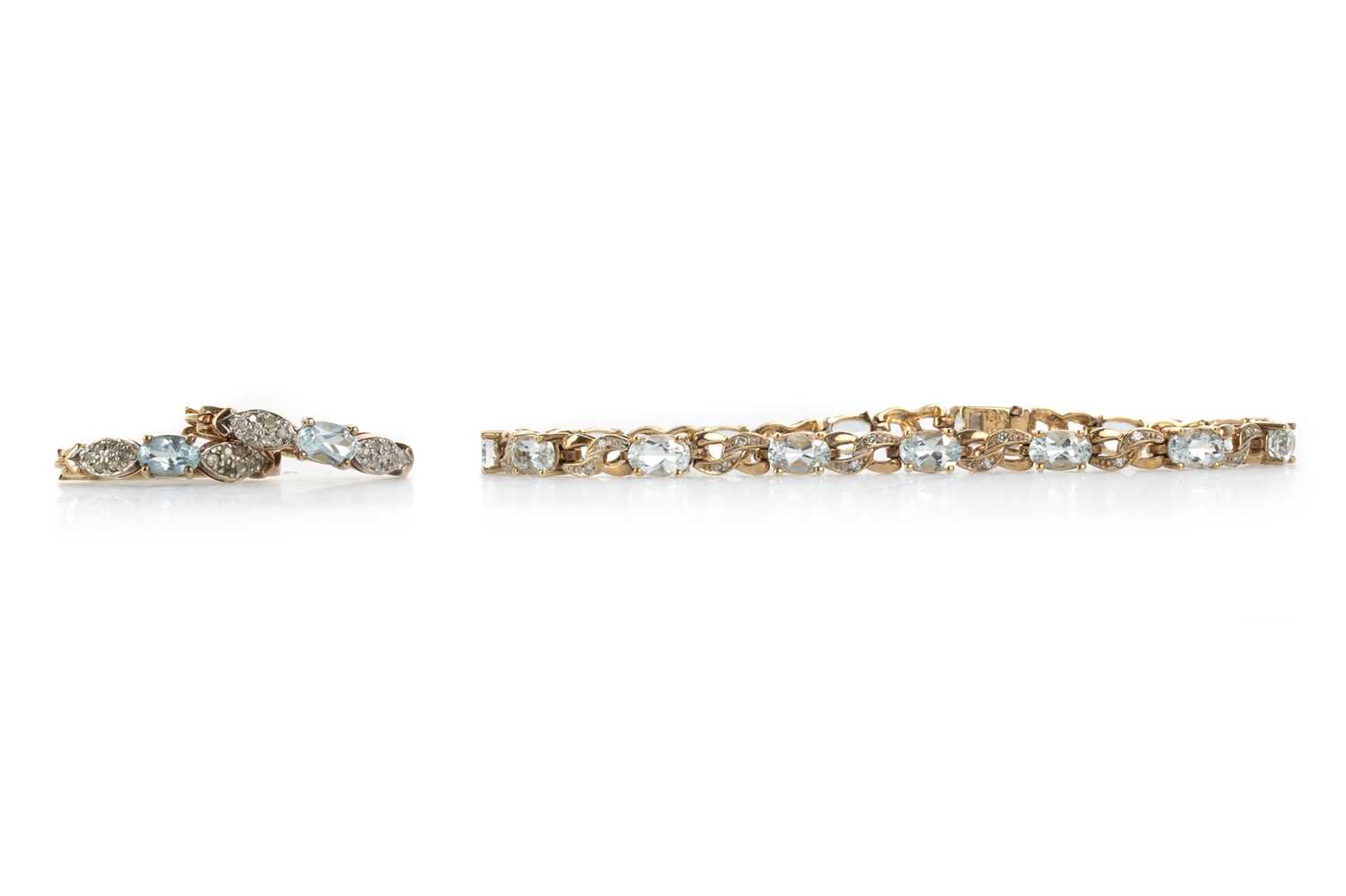 Lot 422 - AQUAMARINE AND DIAMOND BRACELET AND EARRINGS SET