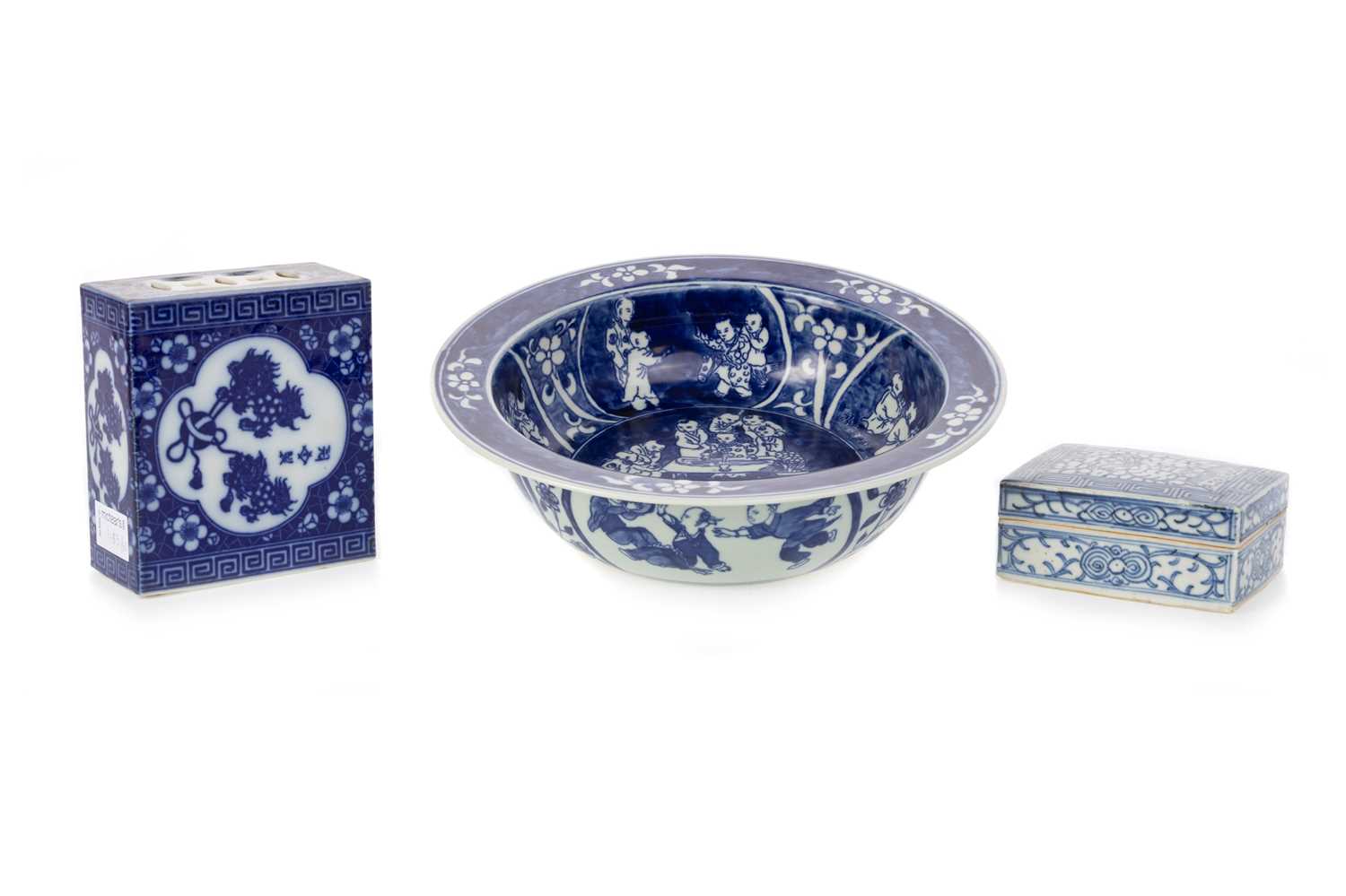 Lot 1183 - CHINESE BLUE AND WHITE CIRCULAR SHALLOW BASIN