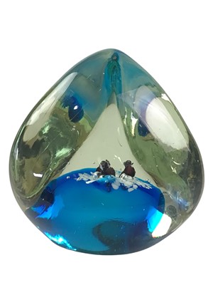 Lot 93 - LARGE ART GLASS PENGUIN PAPERWEIGHT