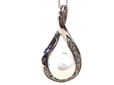 Lot 58 - WHITE GOLD DIAMOND PEARL PENDANT