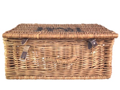 Lot 212 - WICKER HAMPER