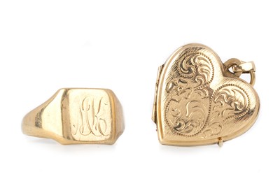 Lot 424 - SIGNET RING