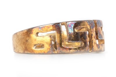 Lot 438 - GREEK KEY RING