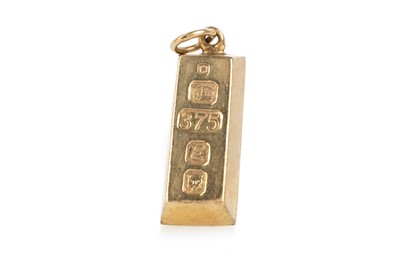 Lot 444 - GOLD INGOT PENDANT