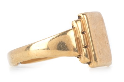 Lot 456 - SIGNET RING