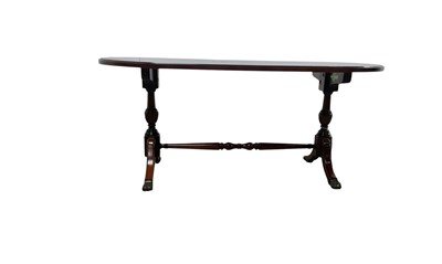 Lot 335 - REPRODUCTION MAHOGANY COFFEE TABLE