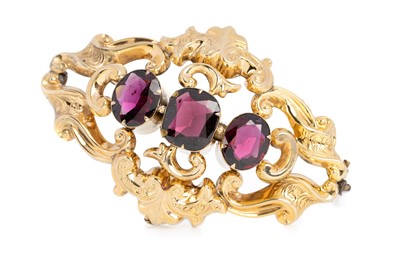 Lot 464 - VICTORIAN RHODOLITE GARNET BROOCH