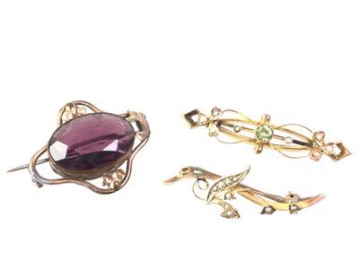 Lot 482 - NINE CARAT GOLD PERIDOT AND SEED PEARL BAR BROOCH