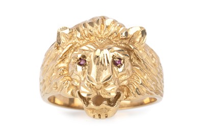 Lot 469 - LION HEAD RING