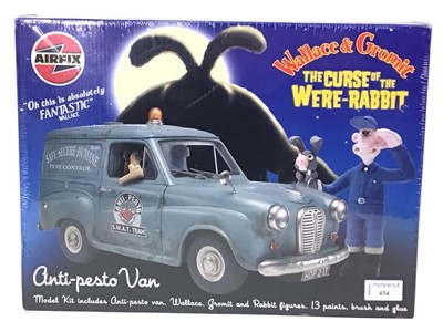 Lot 434 - WALLACE & GROMIT 'THE CURSE OF THE WERE-RABBIT' SET