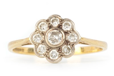 Lot 474 - DIAMOND CLUSTER RING