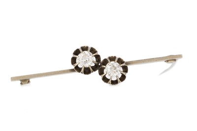Lot 475 - DIAMOND TWO STONE BAR BROOCH