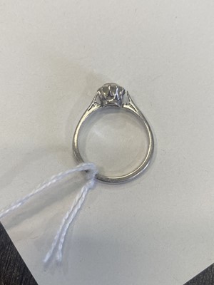 Lot 477 - DIAMOND SOLITAIRE RING