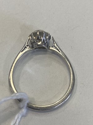 Lot 477 - DIAMOND SOLITAIRE RING