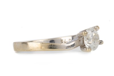 Lot 479 - DIAMOND SOLITAIRE RING