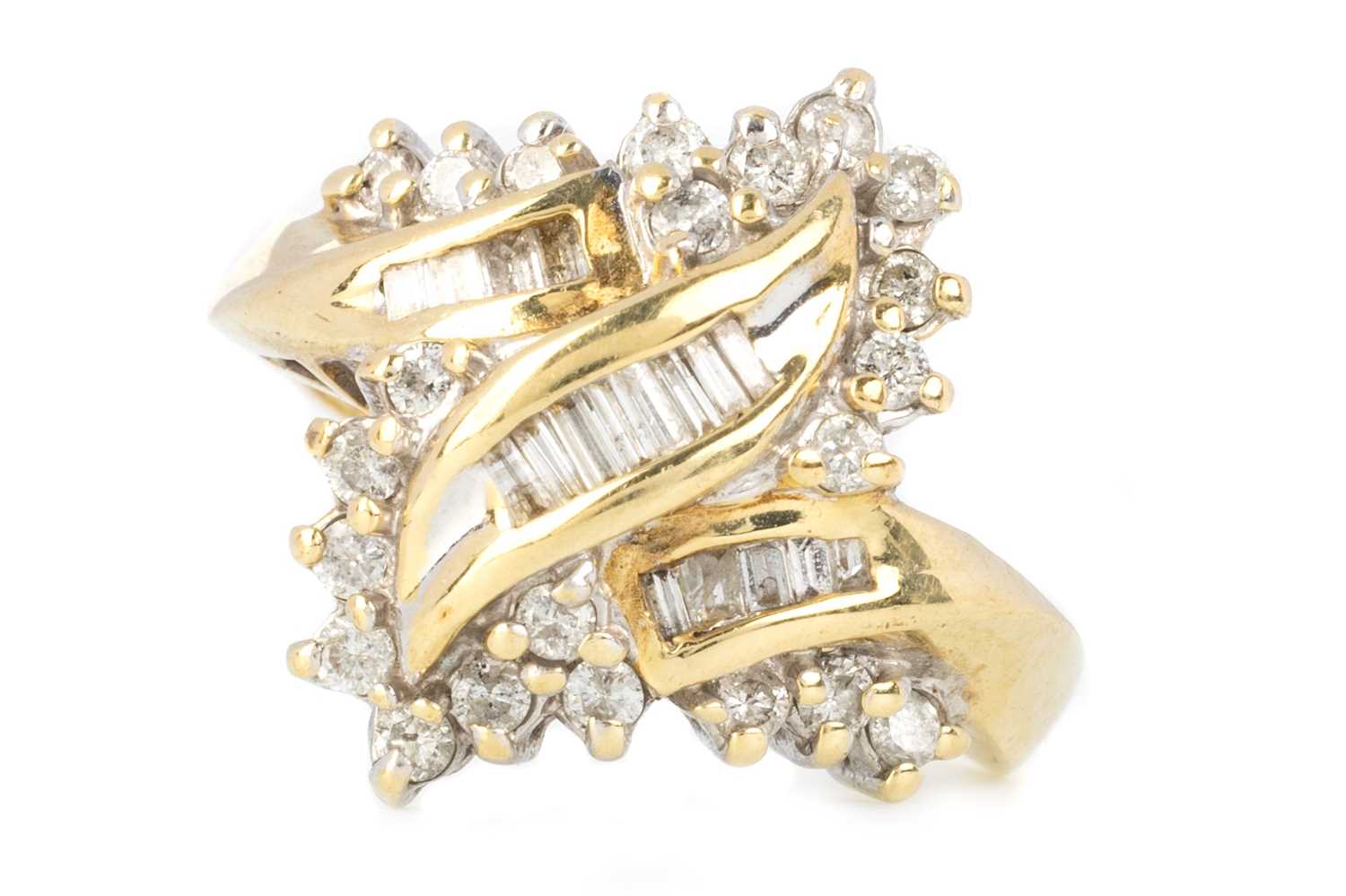 Lot 487 - DIAMOND CLUSTER RING