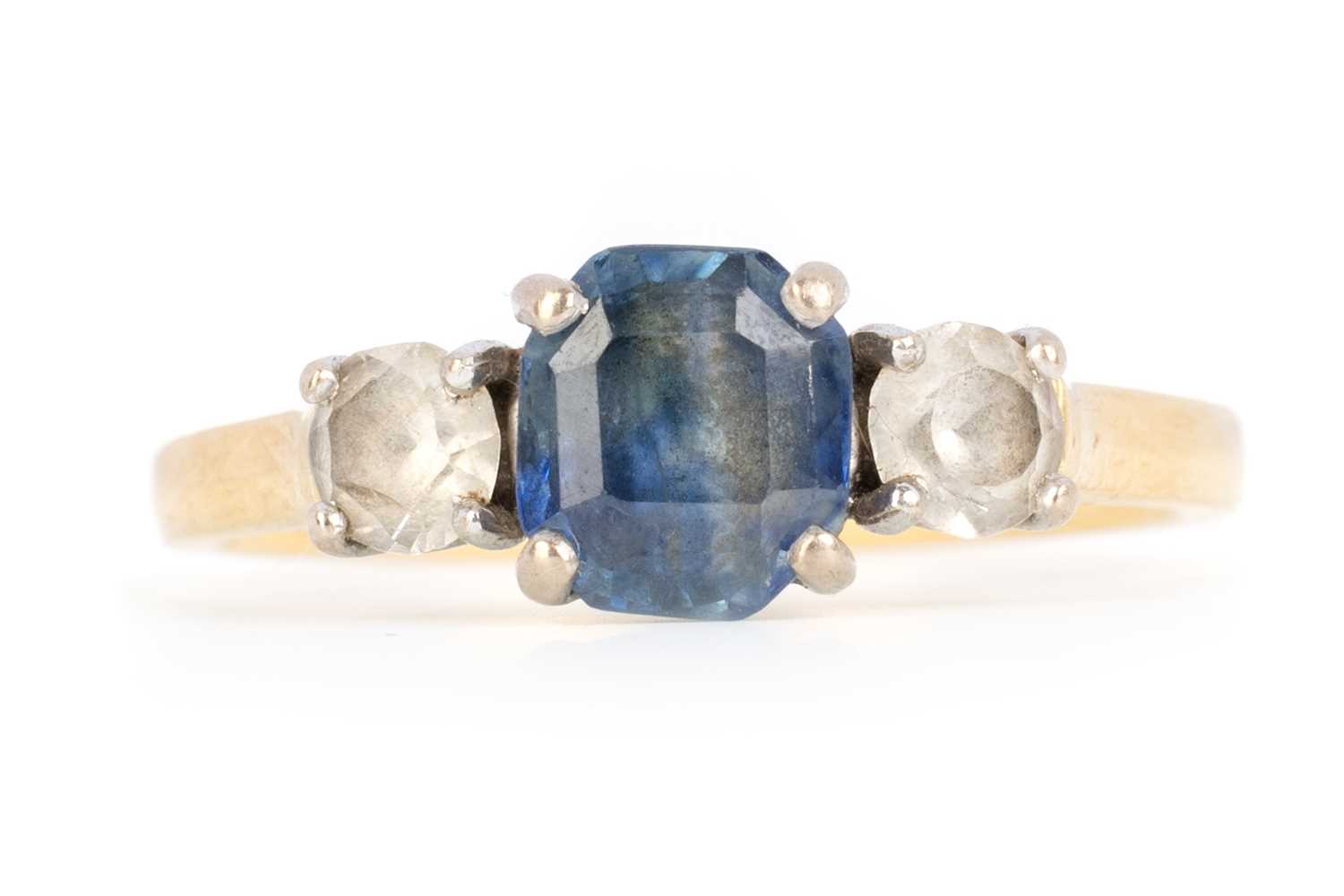 Lot 489 - SAPPHIRE THREE STONE RING