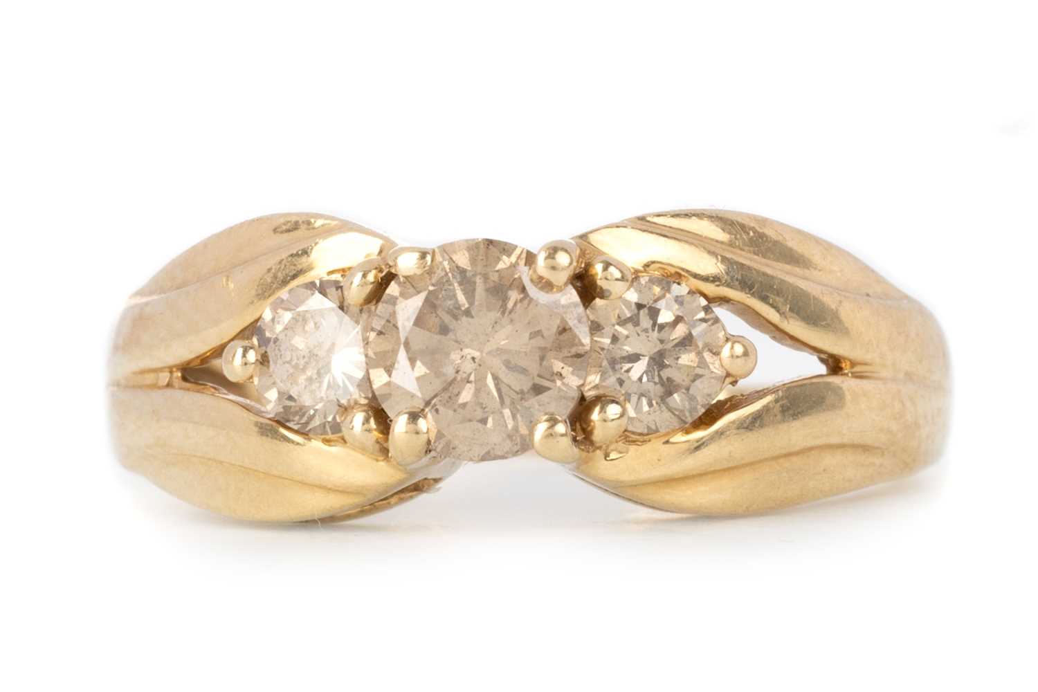 Lot 492 - DIAMOND THREE STONE RING