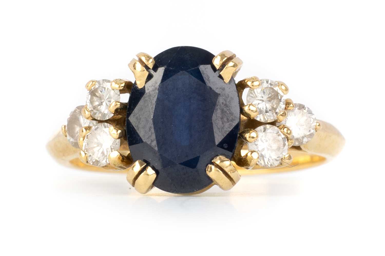 Lot 494 - SAPPHIRE AND DIAMOND RING