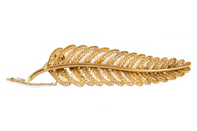 Lot 497 - LEAF BROOCH