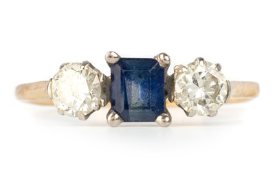 Lot 499 - SAPPHIRE AND DIAMOND RING