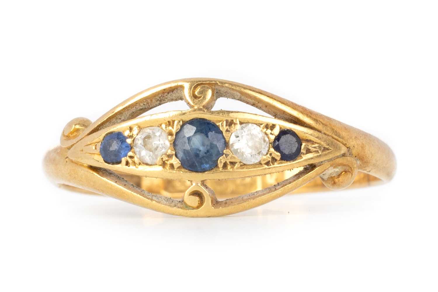 Lot 511 - SAPPHIRE AND DIAMOND FIVE STONE RING