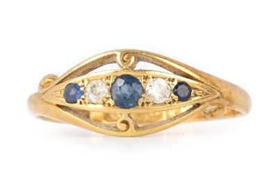 Lot 511 - SAPPHIRE AND DIAMOND FIVE STONE RING