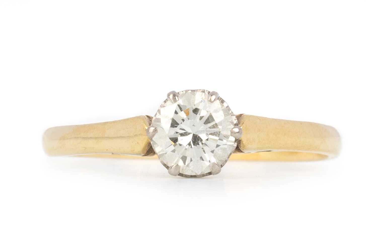 Lot 515 - DIAMOND SOLITAIRE RING