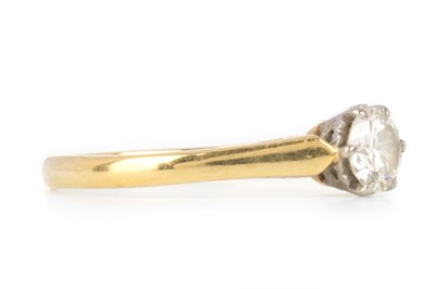 Lot 515 - DIAMOND SOLITAIRE RING